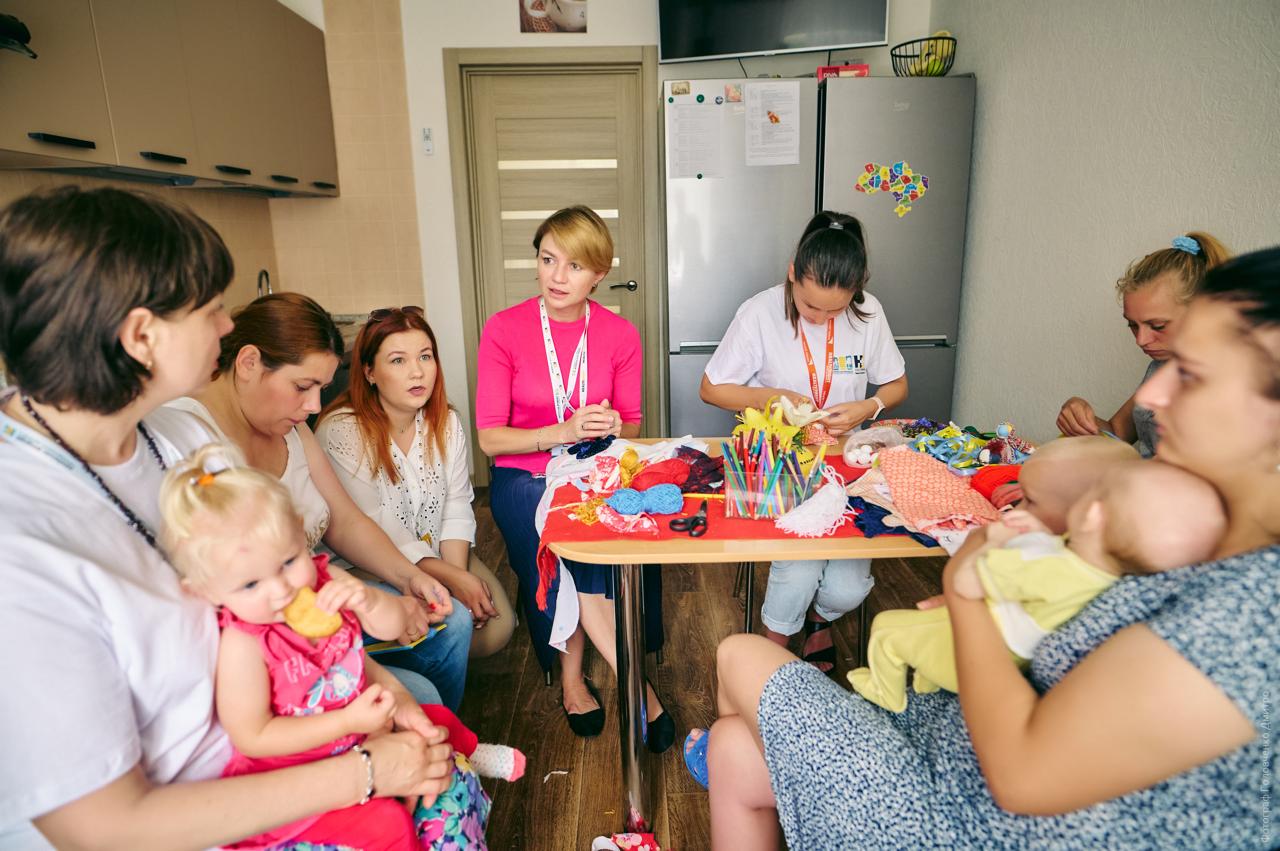 Стаття про те, як говорити про пережите насильство, зникнення рідних і потребу у психологічній підтримці під час війни